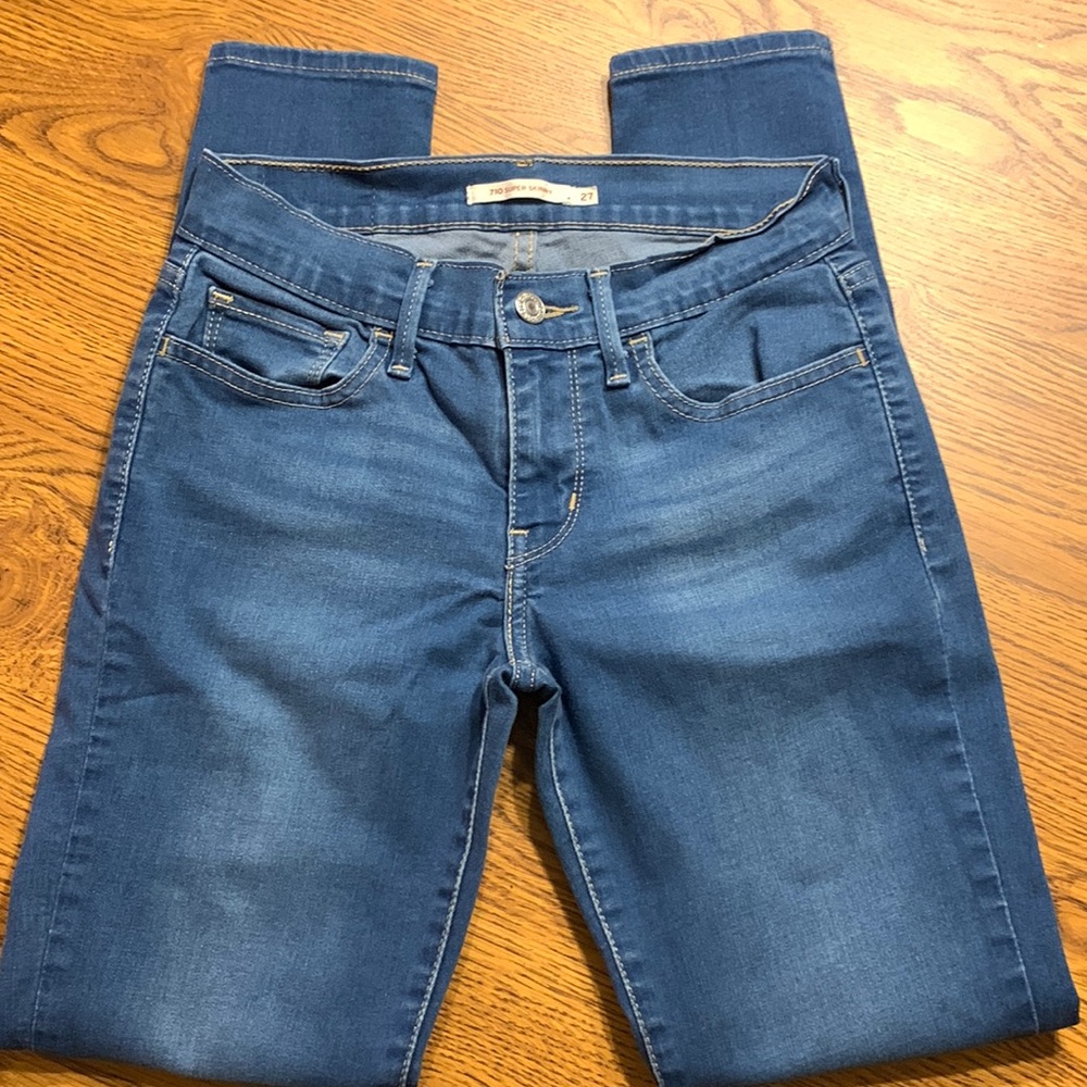 Levi’s Jeans. 710 Super Skinny. Size 27